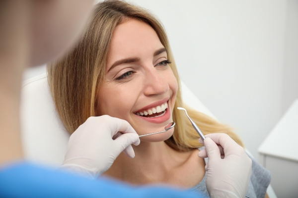 Signs That It Is Time To Visit A Cosmetic Dentist